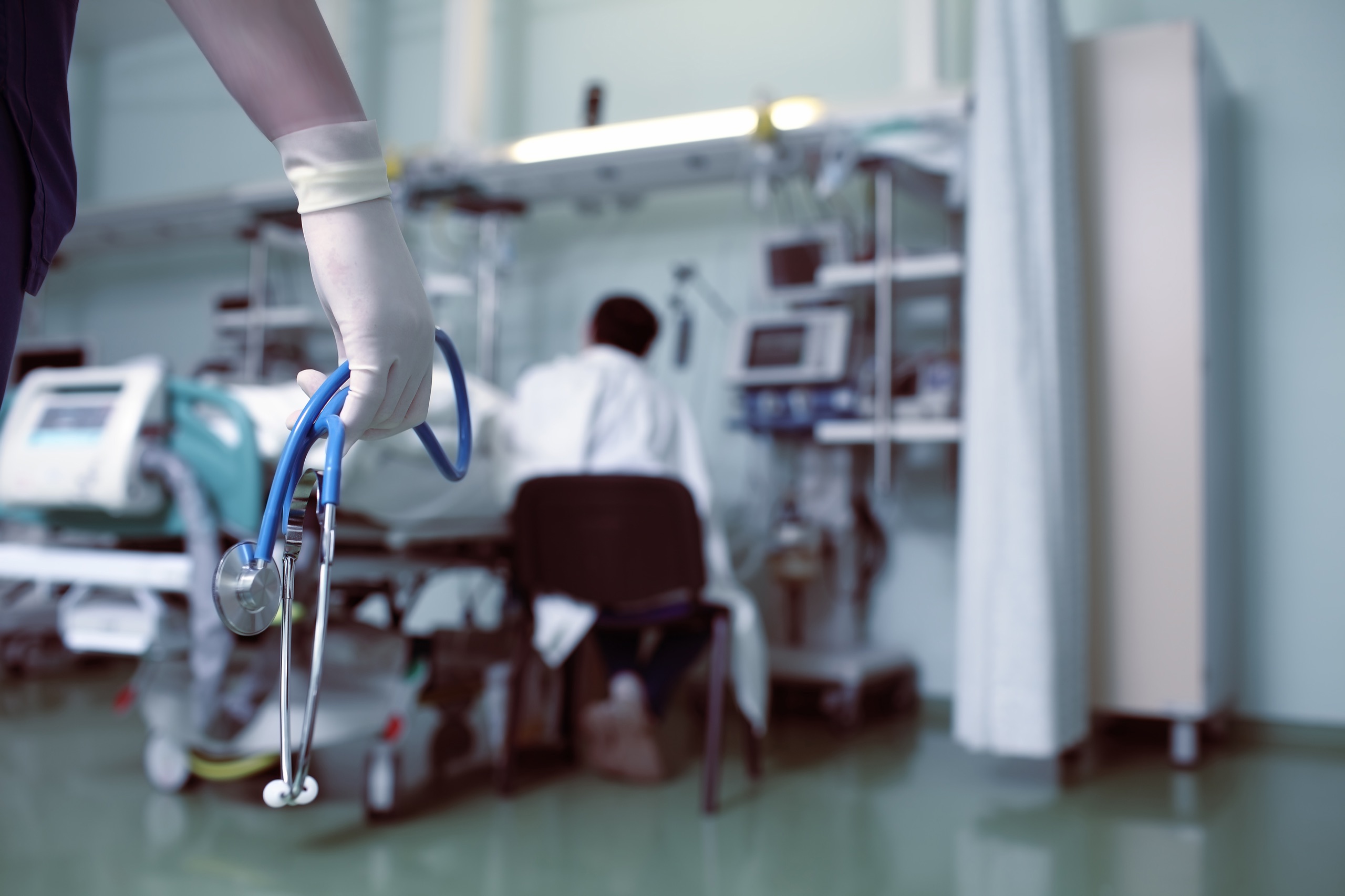 Tips & Advice for First-Time Travel Nurses nurse holding stethoscope while doctor tends to patient